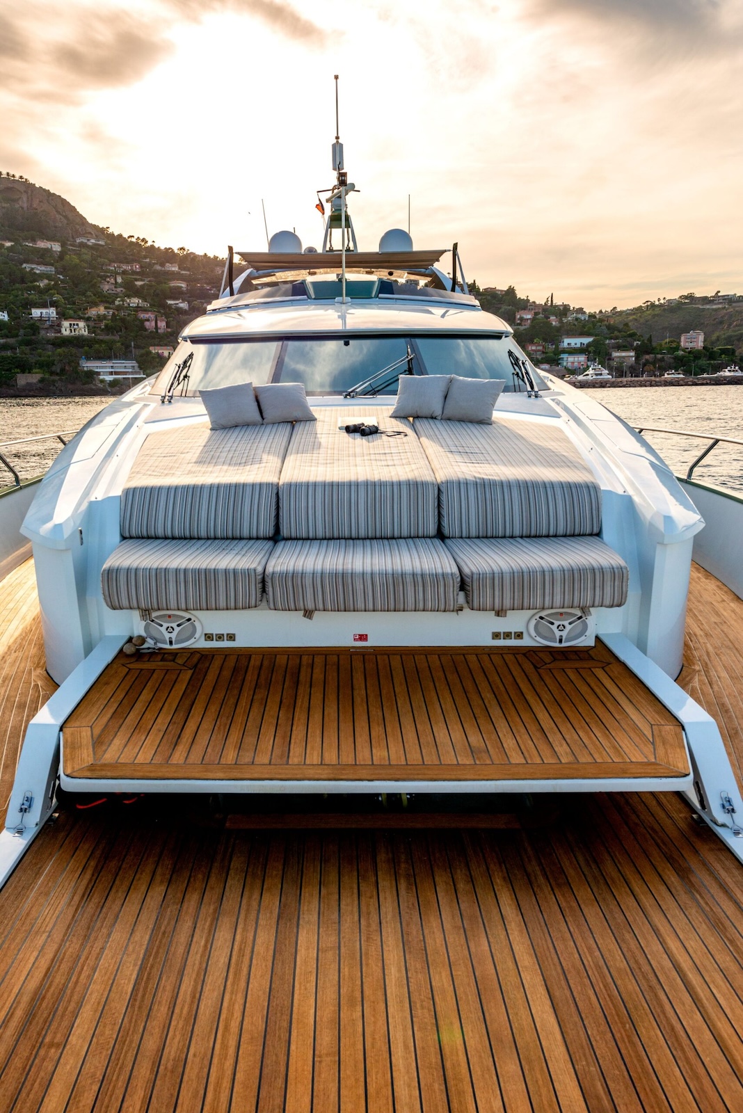 MANATEA flybridge lounge