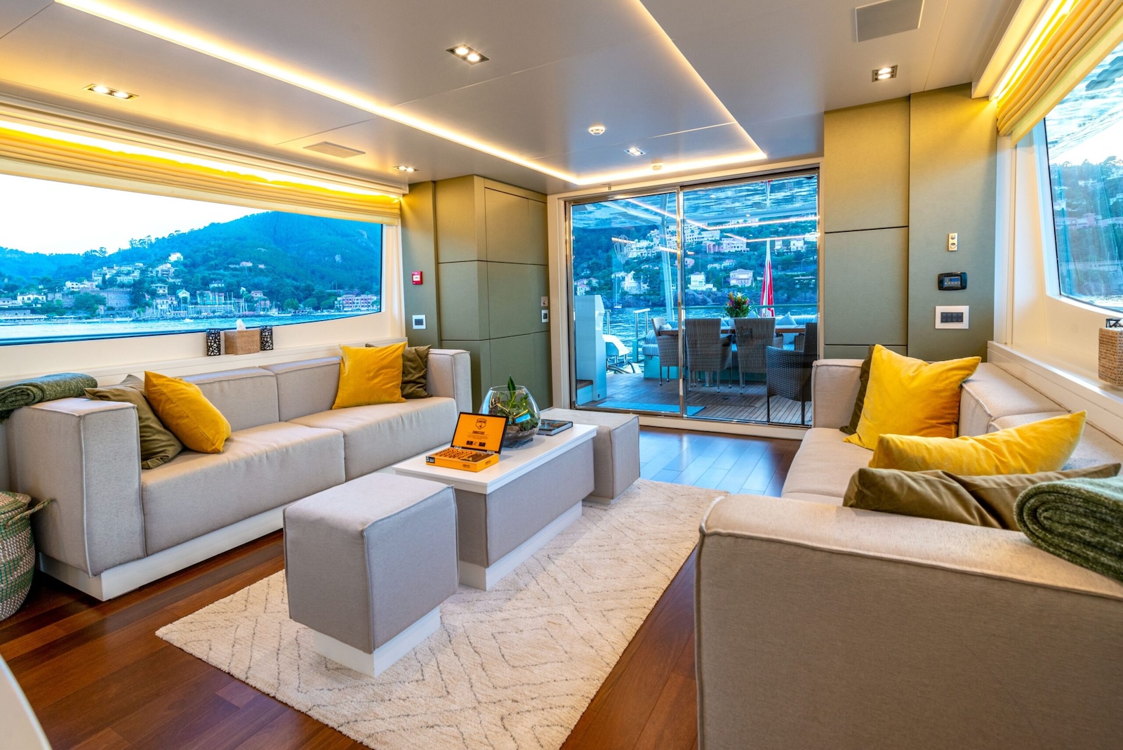 MANATEA main salon dining