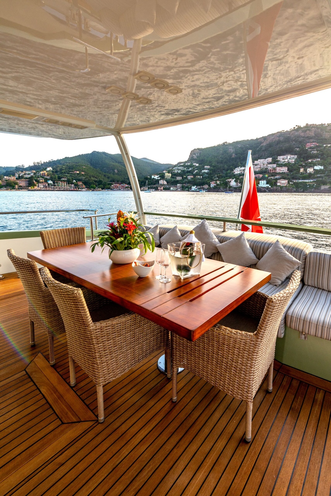 MANATEA side deck detail